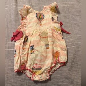 Pink Chicken GIRLS' AMY COTTON PRINTED BUBBLE ROMPER - BABY IN HOT AIR BALLOON